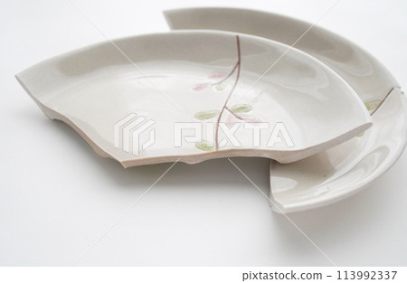 一塊陶瓷板斷成兩半 113992337