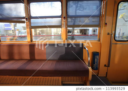 Seats and alighting button on the private tram Mo590 series No. 592 113993529