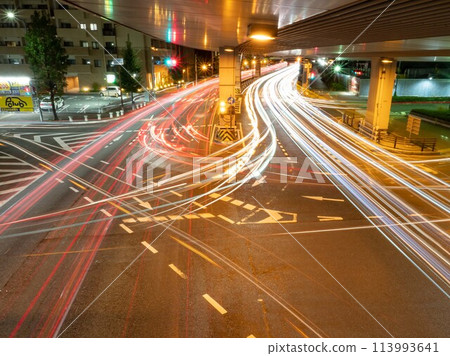 十字路口的汽車光跡 113993641