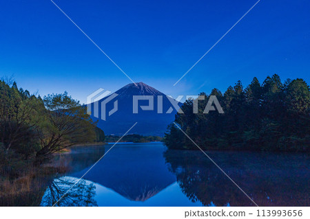 (靜岡郡)黎明前從狸湖展望台看到的富士山 (靜岡郡)黎明前從狸湖展望台看到的富士山 113993656
