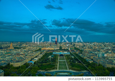從法國旅遊城市巴黎的艾菲爾鐵塔欣賞美麗的景色 從法國旅遊城市巴黎的艾菲爾鐵塔欣賞美麗的景色 113993755