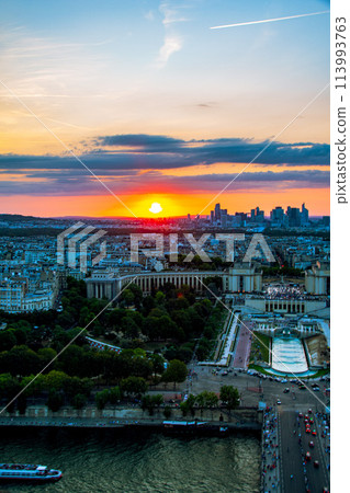 從法國旅遊城市巴黎的艾菲爾鐵塔欣賞美麗的景色 113993763