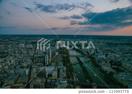從法國旅遊城市巴黎的艾菲爾鐵塔欣賞美麗的景色 113993778