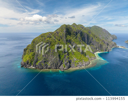 Tapiutan Island surrounded by blue sea. El Nido, Palawan. Philippines. 113994155