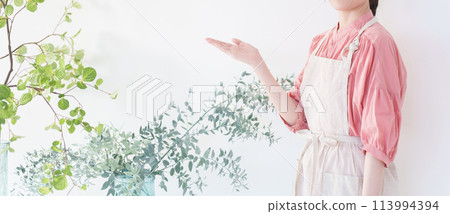 Female clerk to explain 113994394