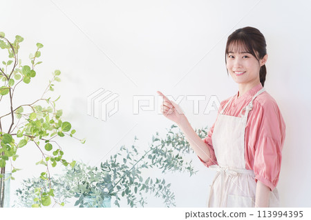 Female clerk to explain Female clerk to explain 113994395