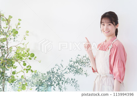 Female clerk to explain Female clerk to explain 113994396