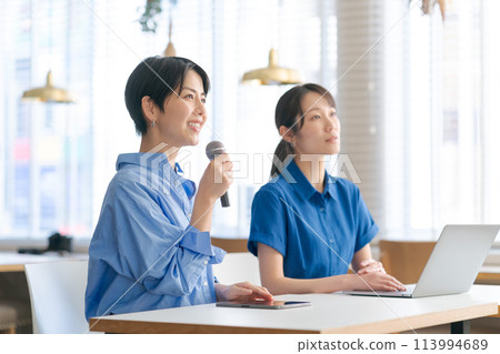 一位女士拿著麥克風提問 113994689