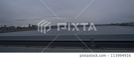 View of the Yodo River at dusk from the bus window 113994916