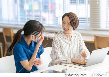 Women having a meeting 113995252