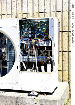 Repairing the circuit board of an old air conditioner outdoor unit Repairing the circuit board of an old air conditioner outdoor unit 113995404