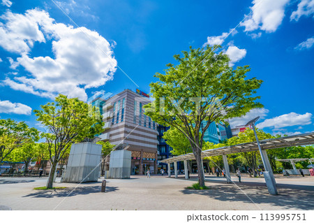 日本橫濱市容中央南站前的地鐵景觀，染上新綠=4月25日 113995751
