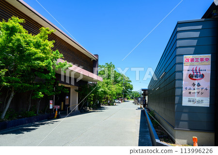 A hot spring town in the middle of nature, illuminated by a clear spring sky. "Aso Uchinomaki Onsen Yumeoisou" in Uchinomaki, Aso City A hot spring town in the middle of nature, illuminated by a clear spring sky. "Aso Uchinomaki Onsen Yumeoisou" in Uchinomaki, Aso City 113996226