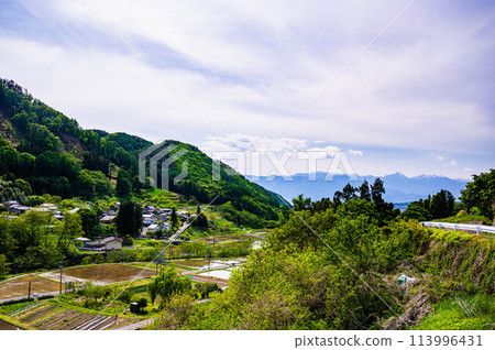 從山腰看插秧時的鄉村景觀 113996431