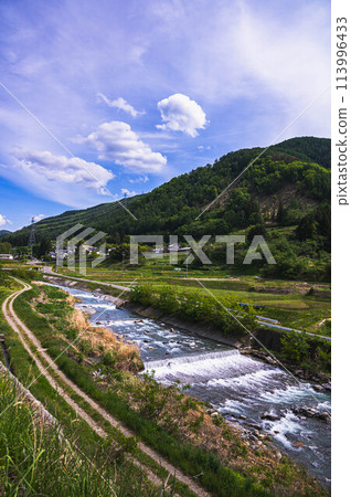 流經山脈的薄川和自然風光 113996433