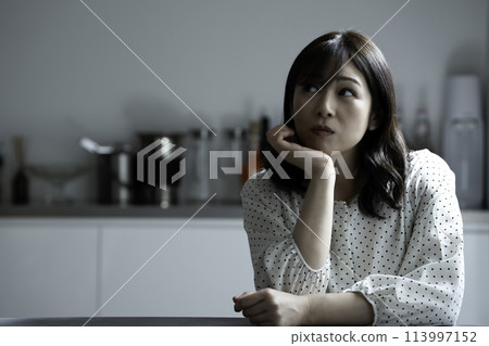 Housewives troubled by the kitchen 113997152
