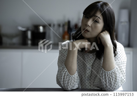 Housewives troubled by the kitchen Housewives troubled by the kitchen 113997153