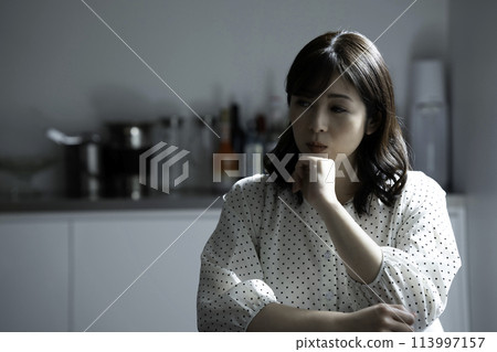 Housewives troubled by the kitchen 113997157