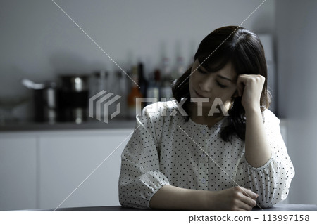 Housewives troubled by the kitchen 113997158