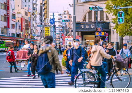 日本東京城市景觀後冠狀病毒......淺草擠滿了遊客。淺草站等景觀...危險的自行車騎行... = 17th 113997480