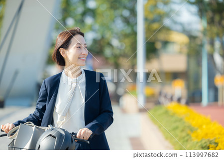 騎自行車上下班的中年婦女 113997682