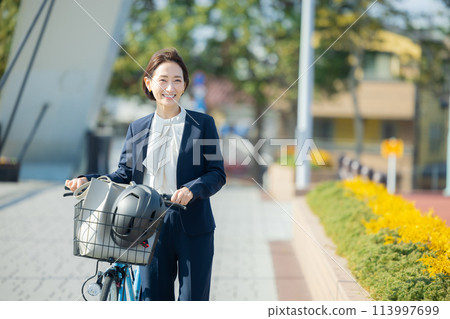 騎自行車上下班的中年婦女 騎自行車上下班的中年婦女 113997699