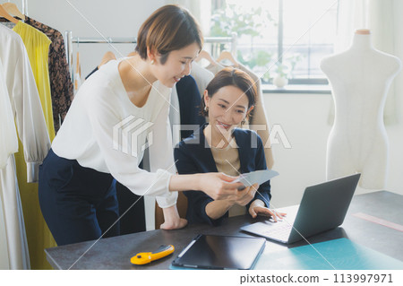 從事服裝業的女性 113997971