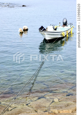 Moored boat 113998020