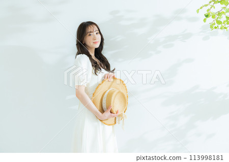 一個戴著草帽的女人 113998181