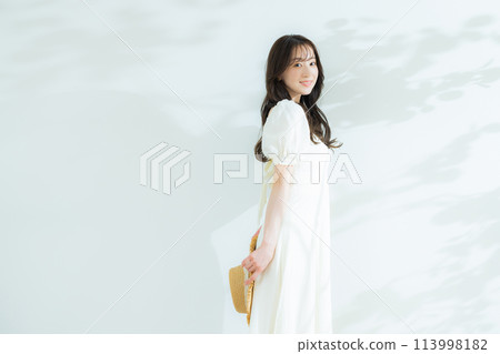 一個戴著草帽的女人 113998182