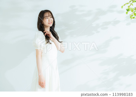 一個戴著草帽的女人 113998183