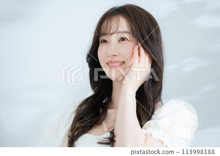 A woman with a straw hat 113998188