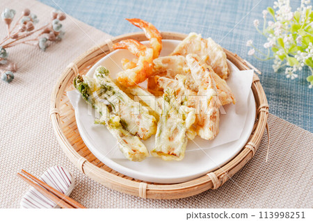 Udo and bamboo shoot tempura Udo and bamboo shoot tempura 113998251