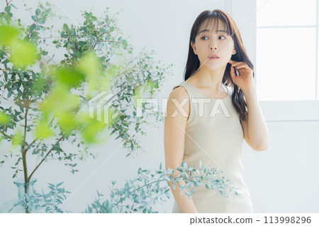 Young lady's portrait 113998296