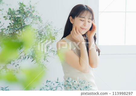 Young lady's portrait 113998297