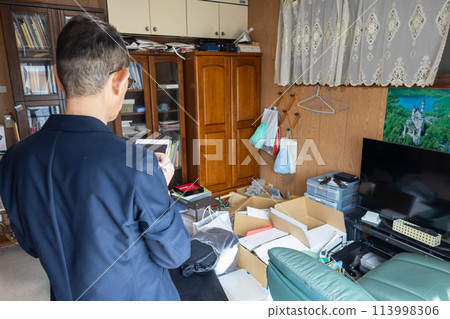 我要關閉父母的房子,並讓承包商評估不需要的物品的處置情況。 我要關閉父母的房子,並讓承包商評估不需要的物品的處置情況。 113998306