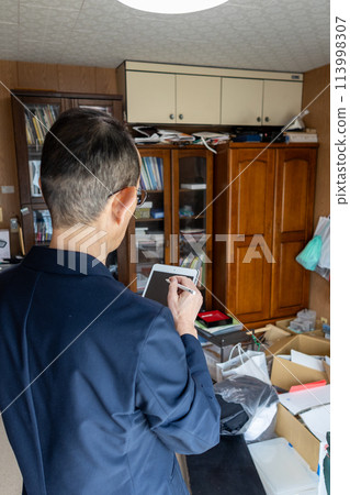 I'm closing down my parents' house and having a company assess my unwanted items for disposal. I'm closing down my parents' house and having a company assess my unwanted items for disposal. 113998307