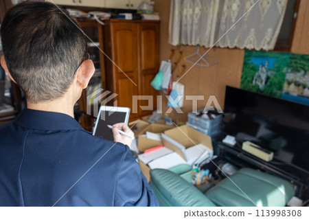 我要關閉父母的房子,並讓承包商評估不需要的物品的處置情況。 我要關閉父母的房子,並讓承包商評估不需要的物品的處置情況。 113998308