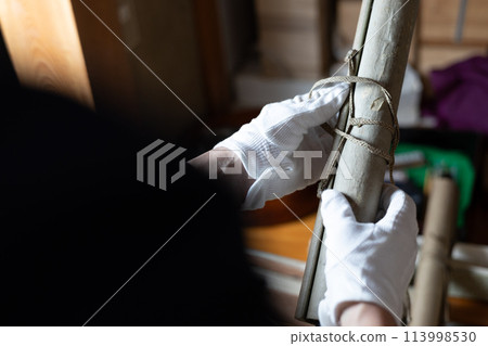 在清理我父母的房子並進行評估時發現了一個舊掛軸。 在清理我父母的房子並進行評估時發現了一個舊掛軸。 113998530