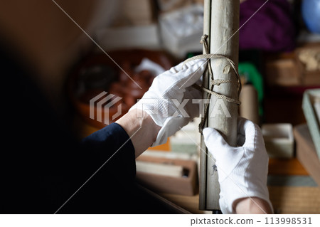 在清理我父母的房子並進行評估時發現了一個舊掛軸。 在清理我父母的房子並進行評估時發現了一個舊掛軸。 113998531