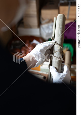 在清理我父母的房子並進行評估時發現了一個舊掛軸。 在清理我父母的房子並進行評估時發現了一個舊掛軸。 113998532