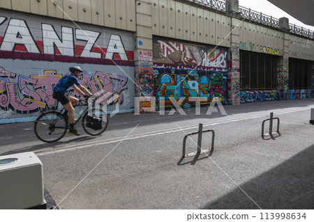 Bike ride on the Danube Canal embankment in Vienna 113998634