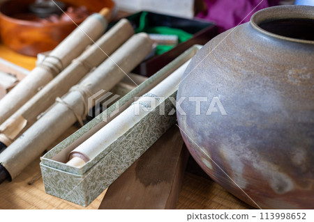 Antiques such as vases and hanging scrolls that came out while sorting out my parents' house 113998652