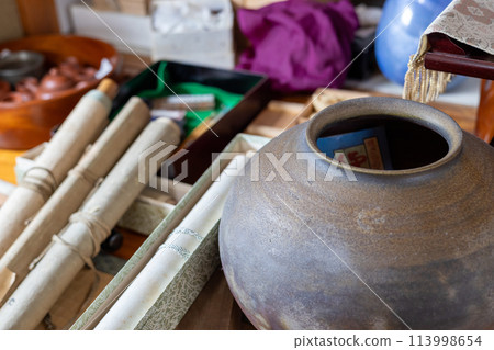 Antiques such as vases and hanging scrolls that came out while sorting out my parents' house Antiques such as vases and hanging scrolls that came out while sorting out my parents' house 113998654