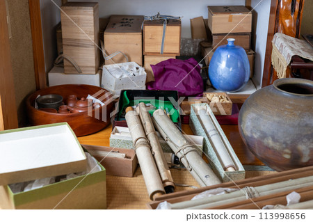 清理父母家時發現的罐子和掛軸等古董 113998656