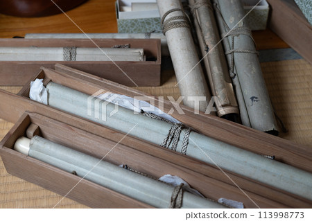 我在清理父母的房子時發現的一個舊掛軸。-照片素材（圖片） [113998773  