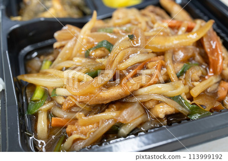 Delicious Chinese bento with stir-fried meat and vegetables 113999192