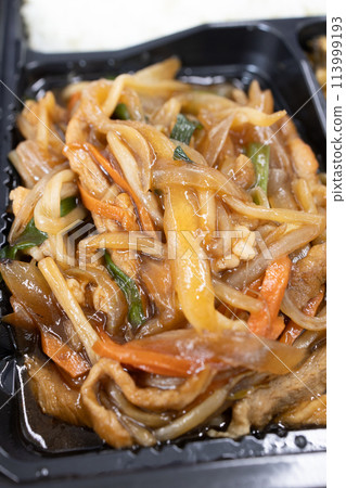 美味的炒葷菜中式便當盒 113999193