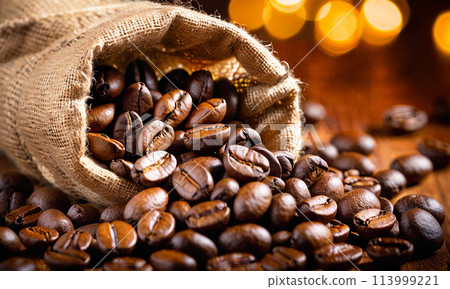 Scattering of roasted coffee beans, close-up 113999221