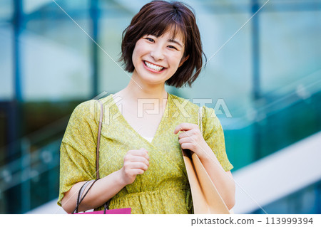 A woman in a dress enjoying shopping 113999394